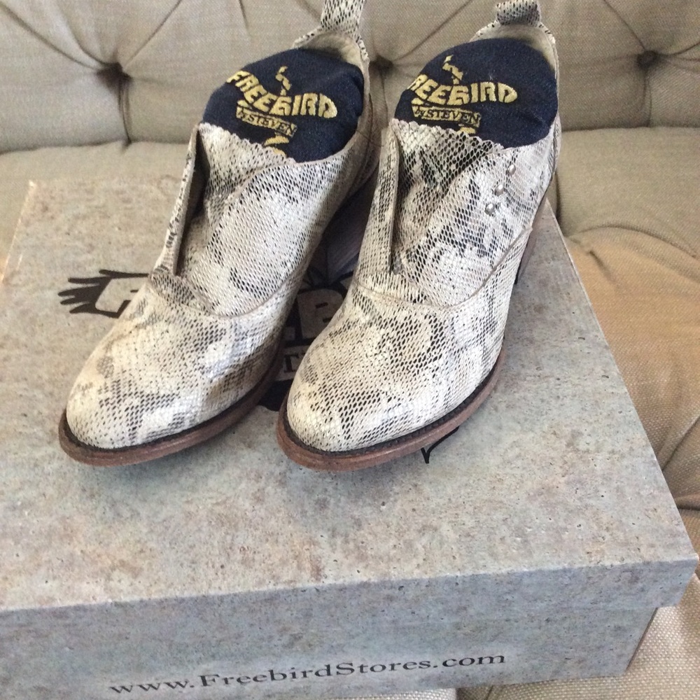 Freebird by Steven SADIE black/white snake size 7